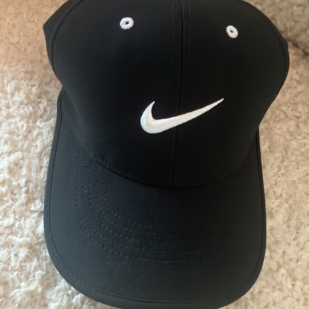 Black Nike adjustable cap​